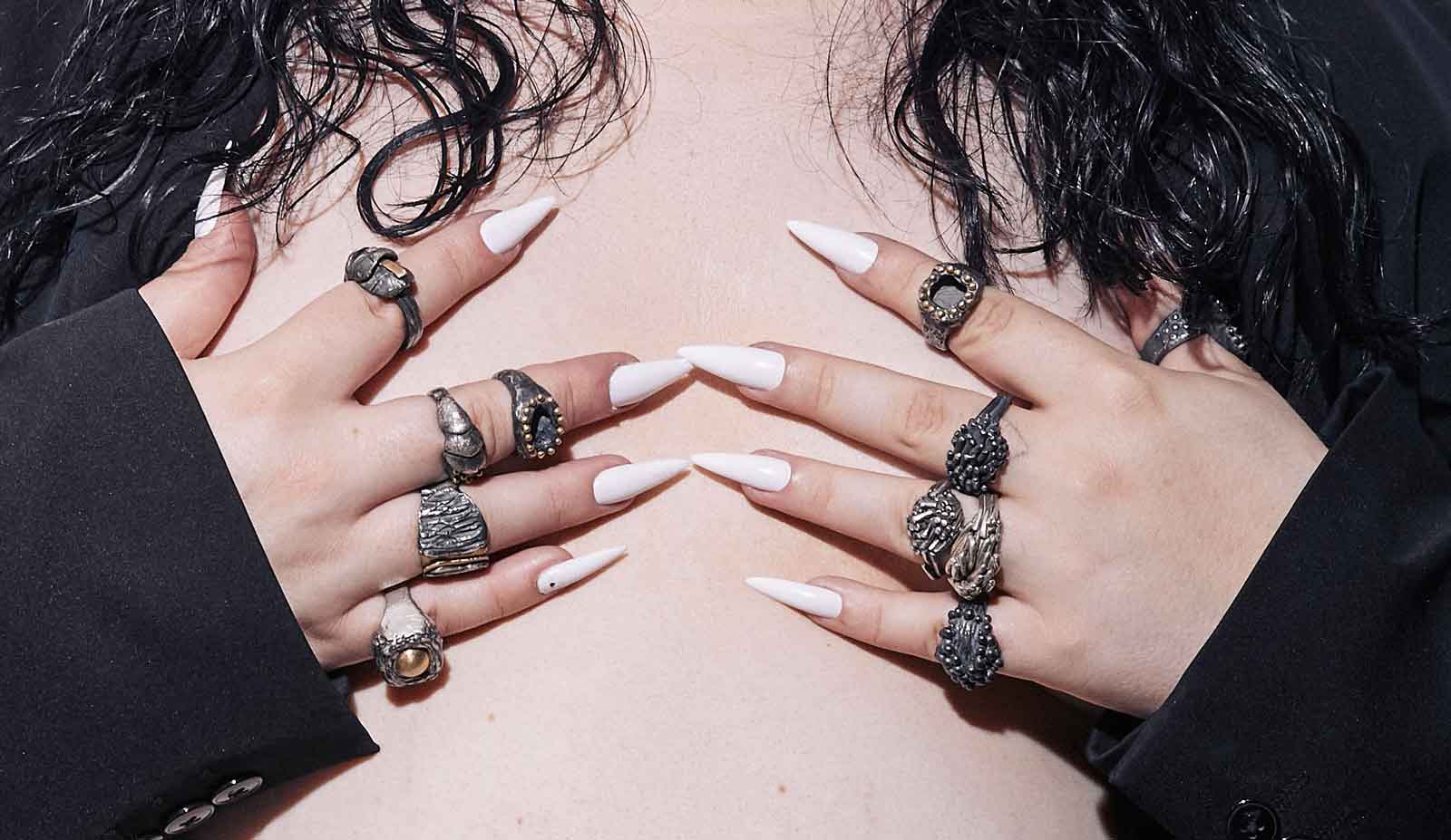 Manos con anillos de autor de Ganboa Jewellery, editorial en blanco y negro