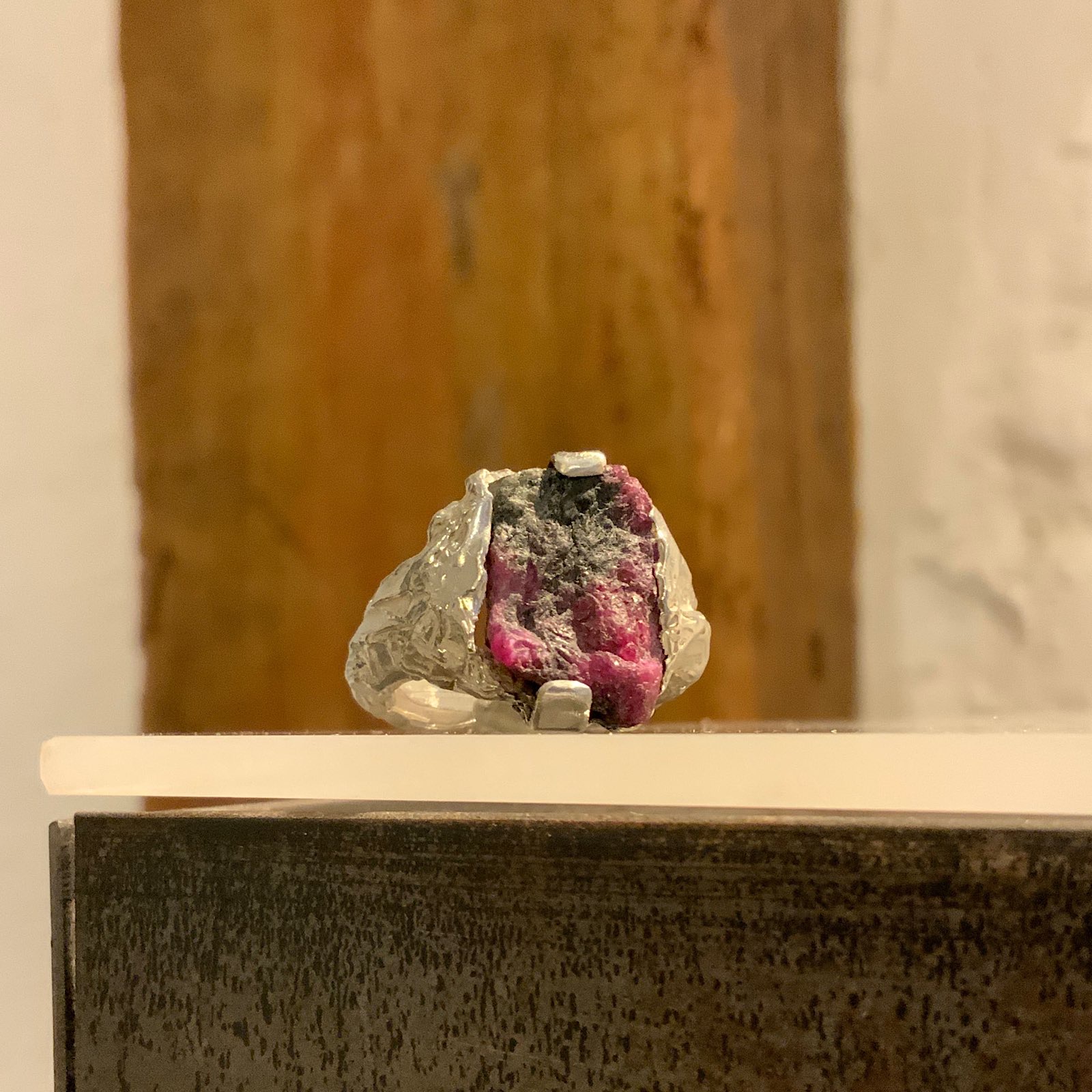 Anillo con piedra rosa engastada en plata trabajada a mano