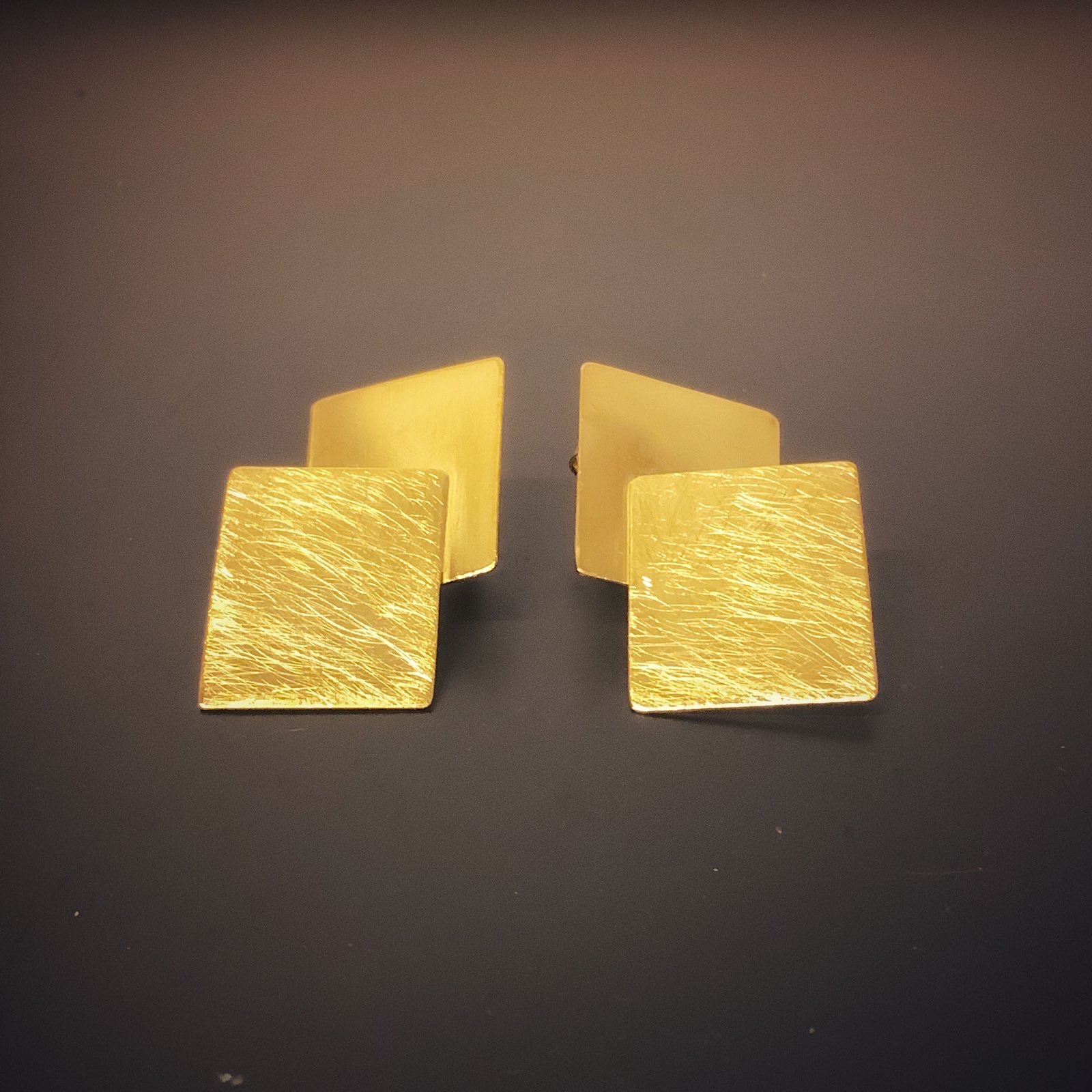 Pendientes escalonados en oro trabajado a mano