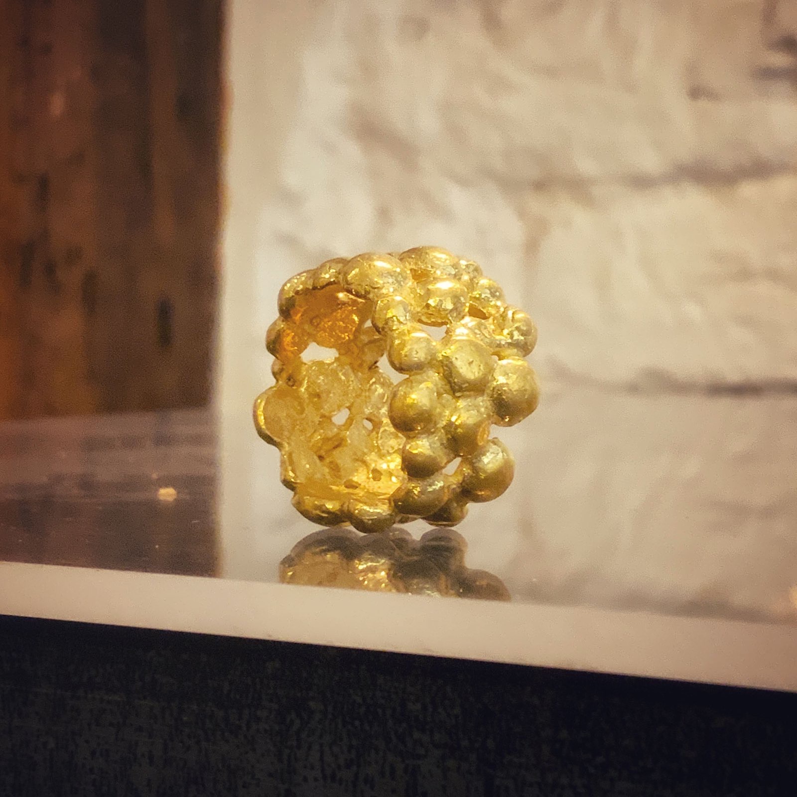Anillo de bolitas en oro trabajado a mano