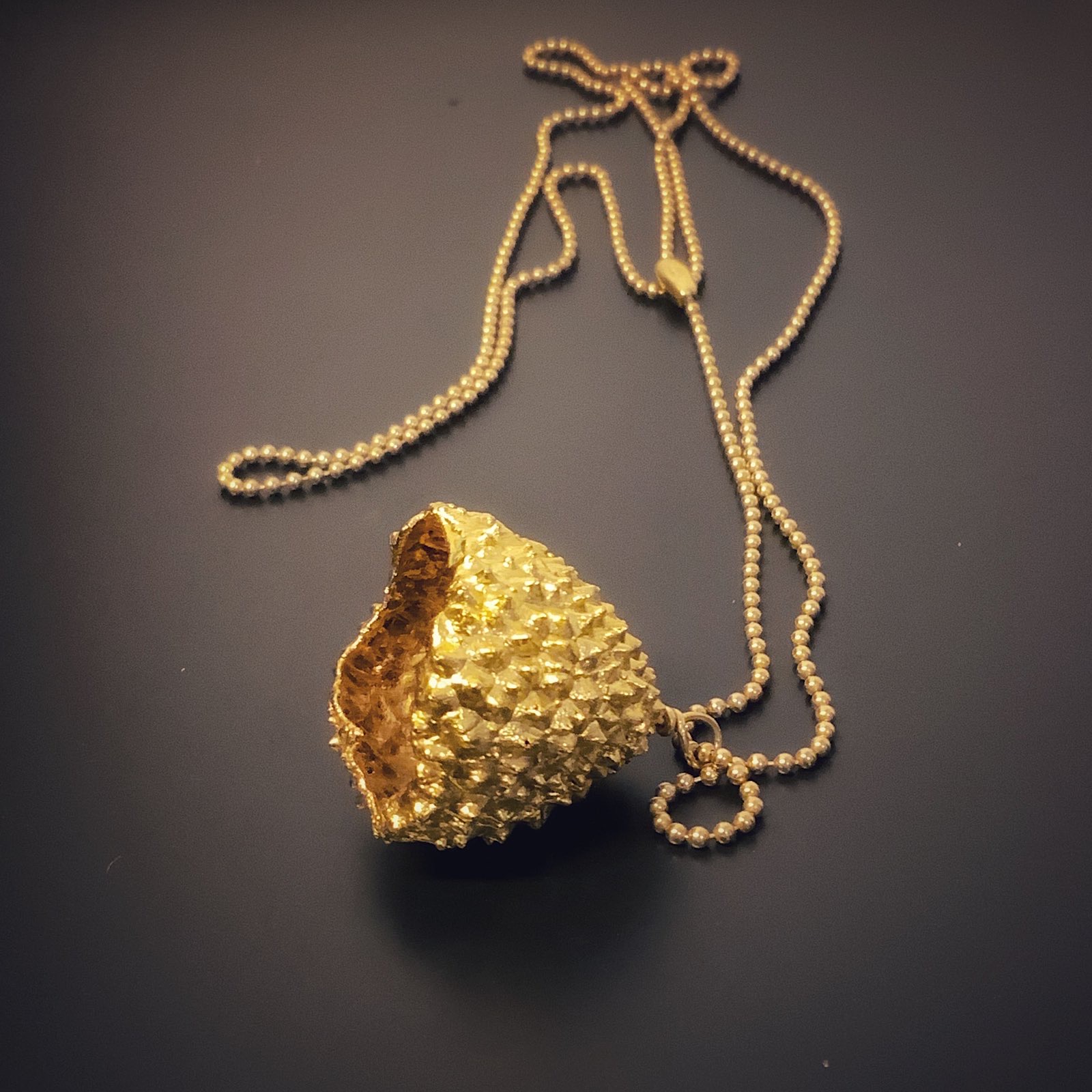 Colgante nugget en oro sobre cadena de bolas