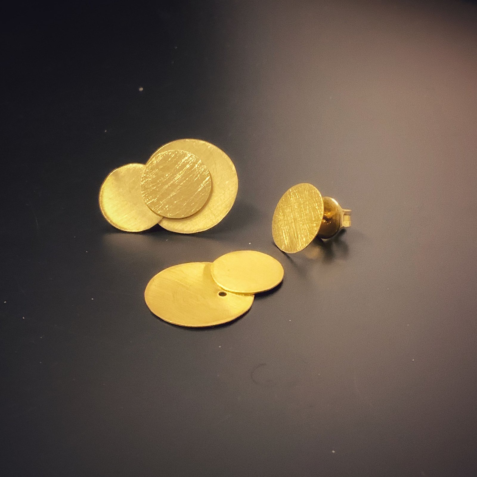 Pendientes de discos superpuestos en oro trabajado a mano