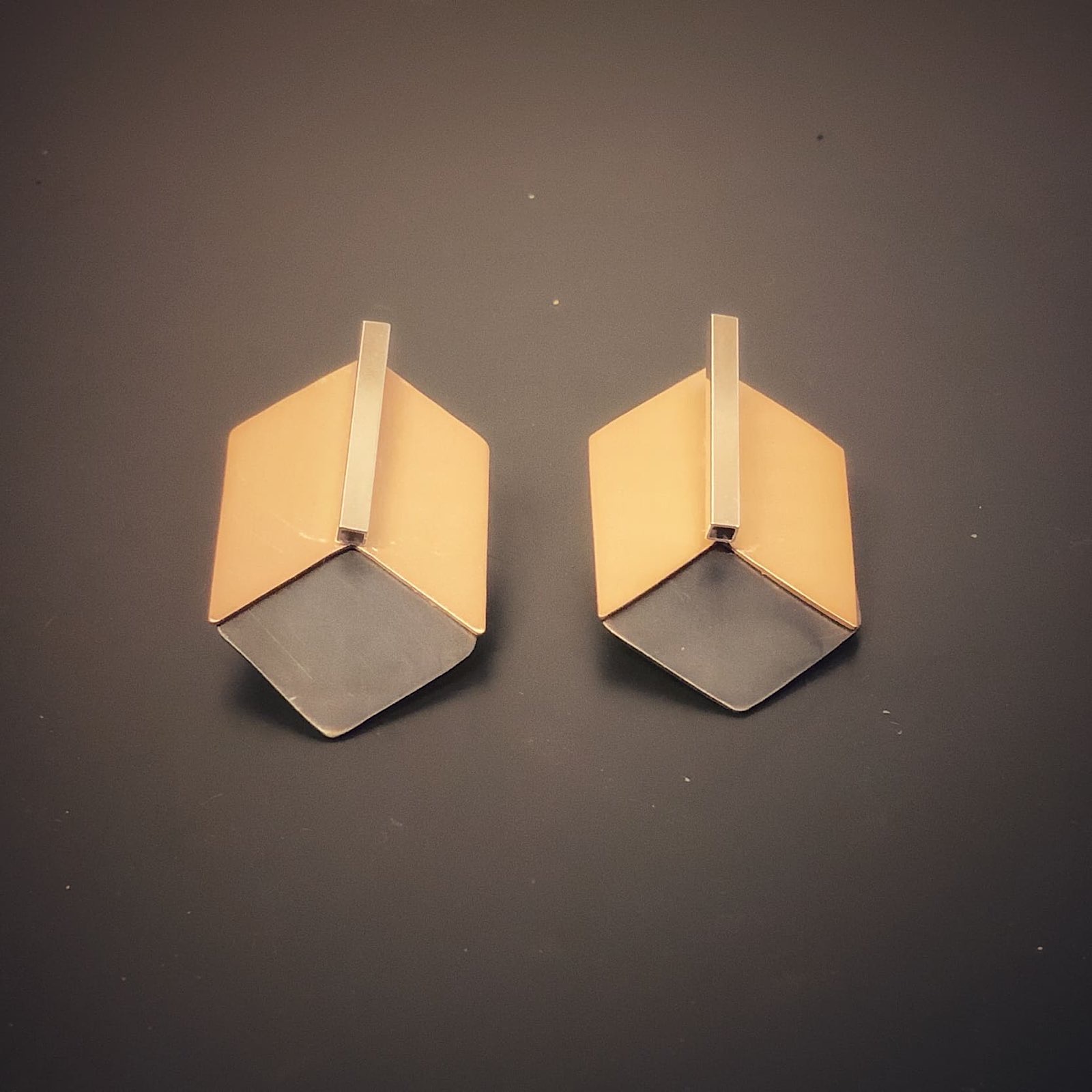 Pendientes geométricos en oro y plata