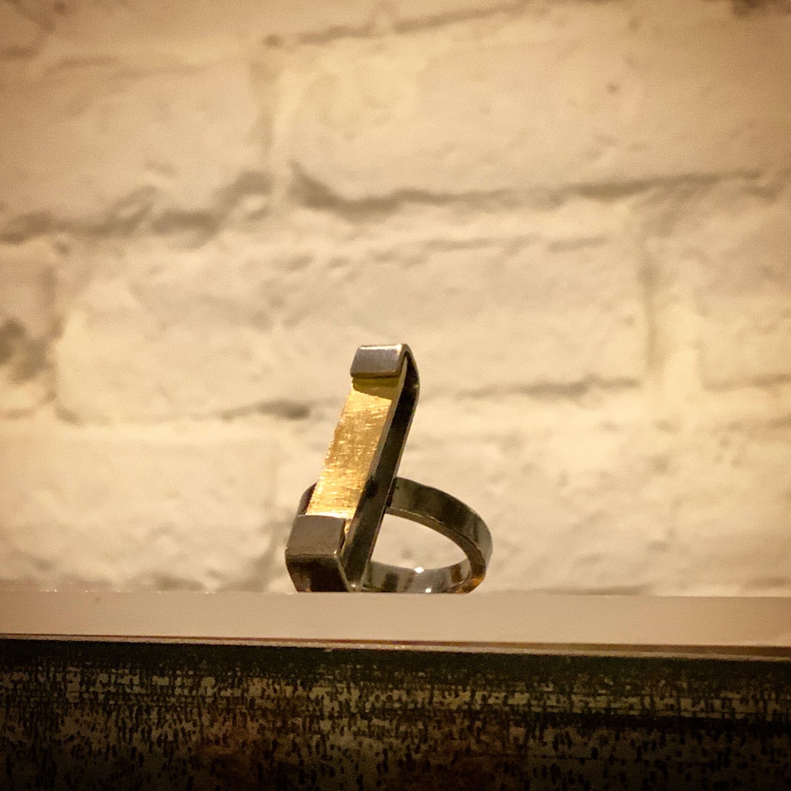 Anillo minimalista de barra en plata y oro