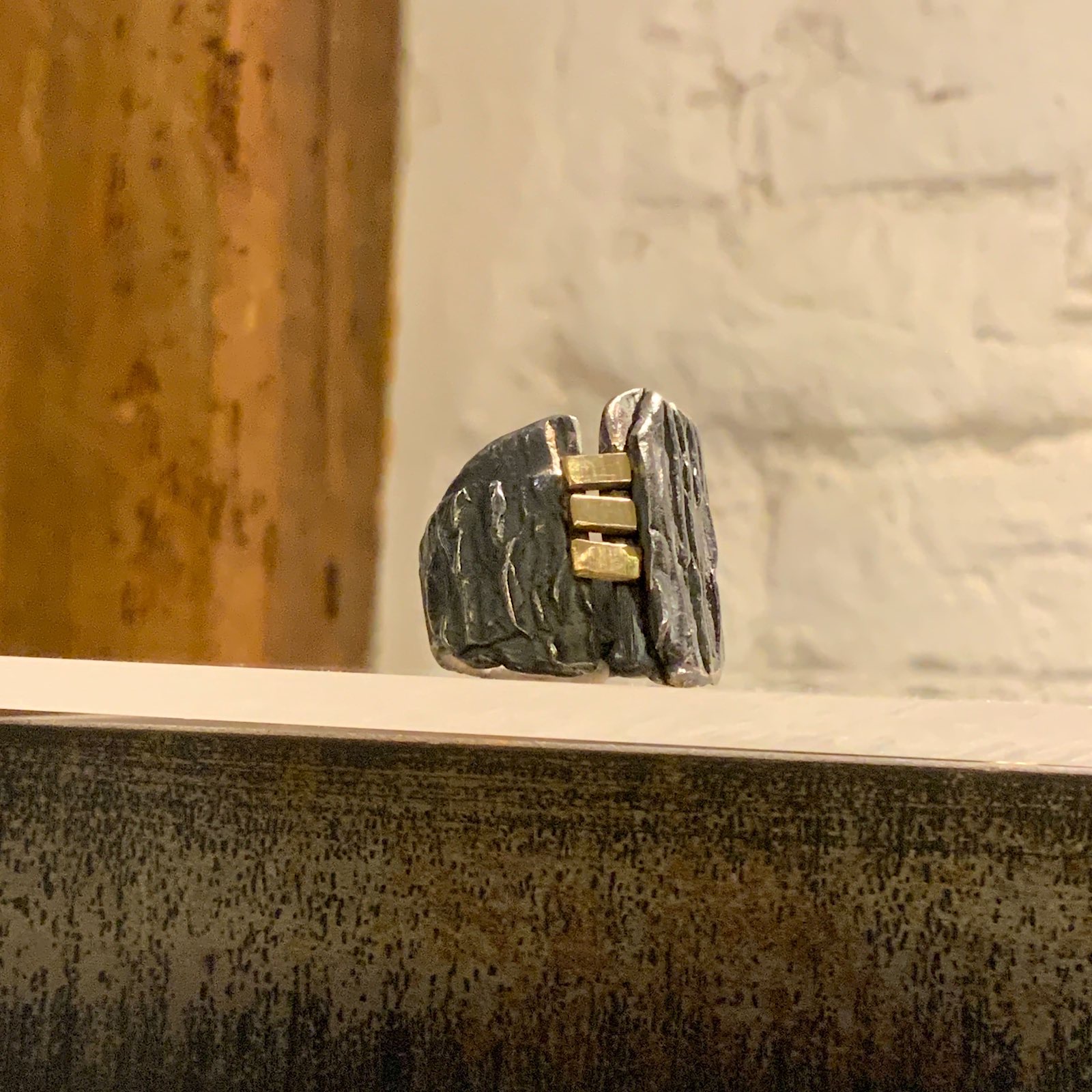 Anillo de textura martillada en plata oxidada con detalles en oro