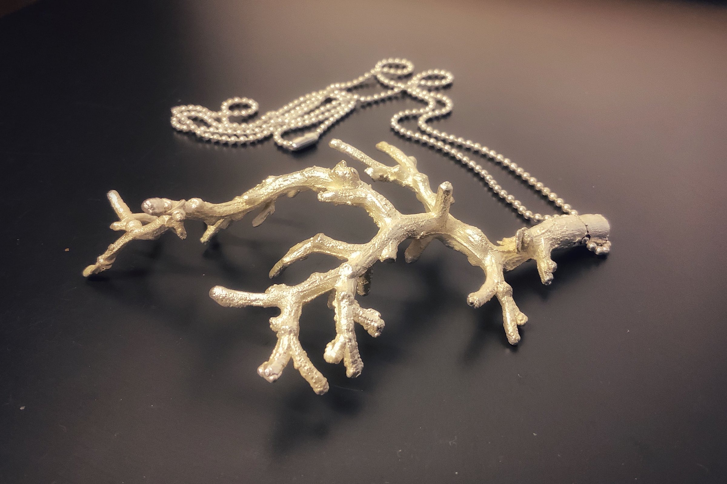 Colgante en forma de coral en plata trabajada a mano