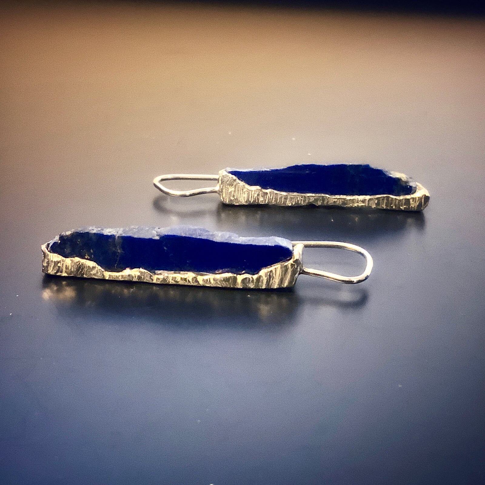Pendientes largos con piedra azul en plata trabajada a mano