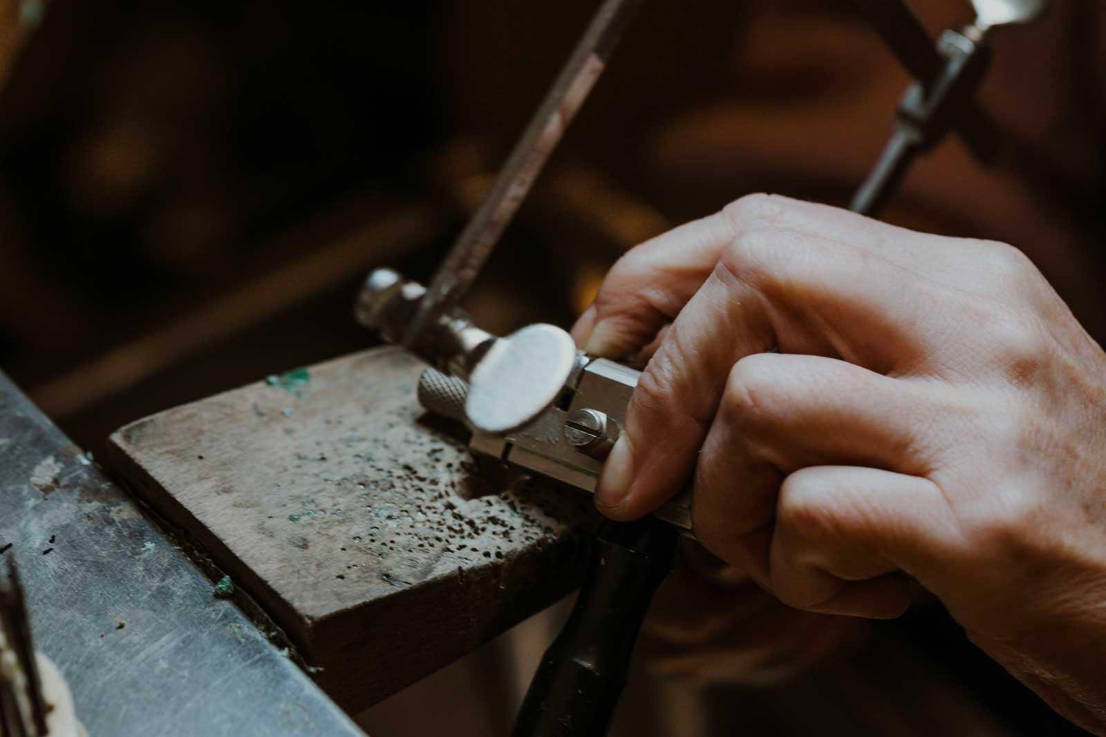 Maitena Ganboa trabajando una pieza en su taller de Bilbao
